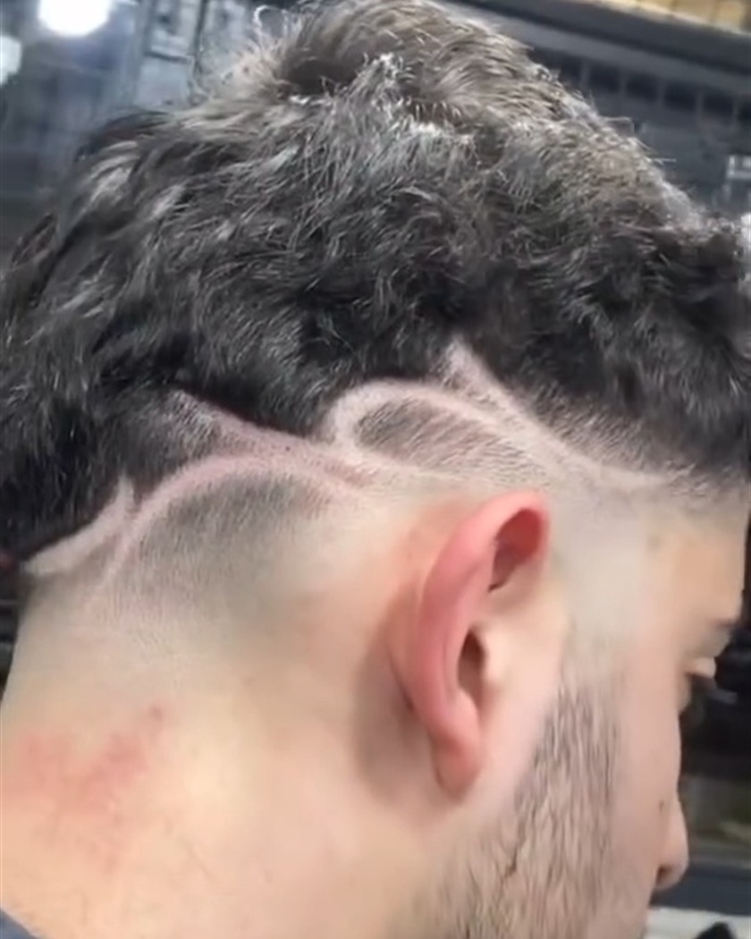 Σχέδιο και fade σε σγουρά μαλλιά
